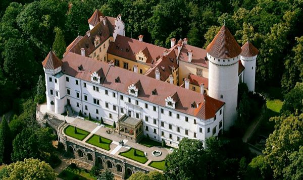 Экскурсия в замки Карлштейн и Конопиште из Праги